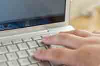 パソコンのキーボードを打っている手